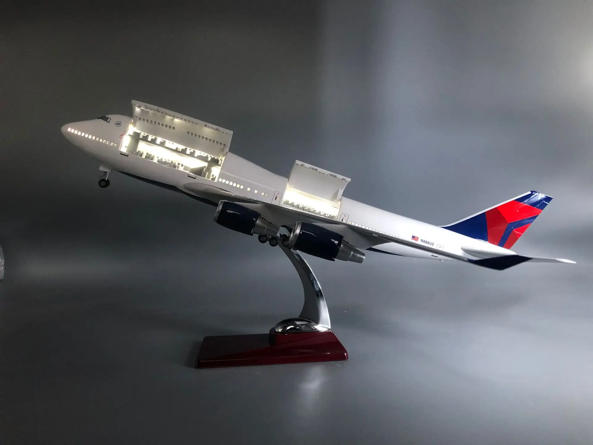 47cm De Lta B747 Airplane Model Resin Simulation Static Aircraft with Led Lights Wheels Display Ornament for Collection Gift
47cm De Lta B747 Airplane Model Resin Simulation Static Aircraft with Led Lights Wheels Display Ornament for Collection Gift