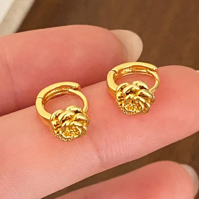Real 925 Sterling Silver 18K Gold Mini Rose Flower Hoop Earrings for Women Romantic Fine Jewelry Minimalist Accessories
Real 925 Sterling Silver 18K Gold Mini Rose Flower Hoop Earrings for Women Romantic Fine Jewelry Minimalist Accessories