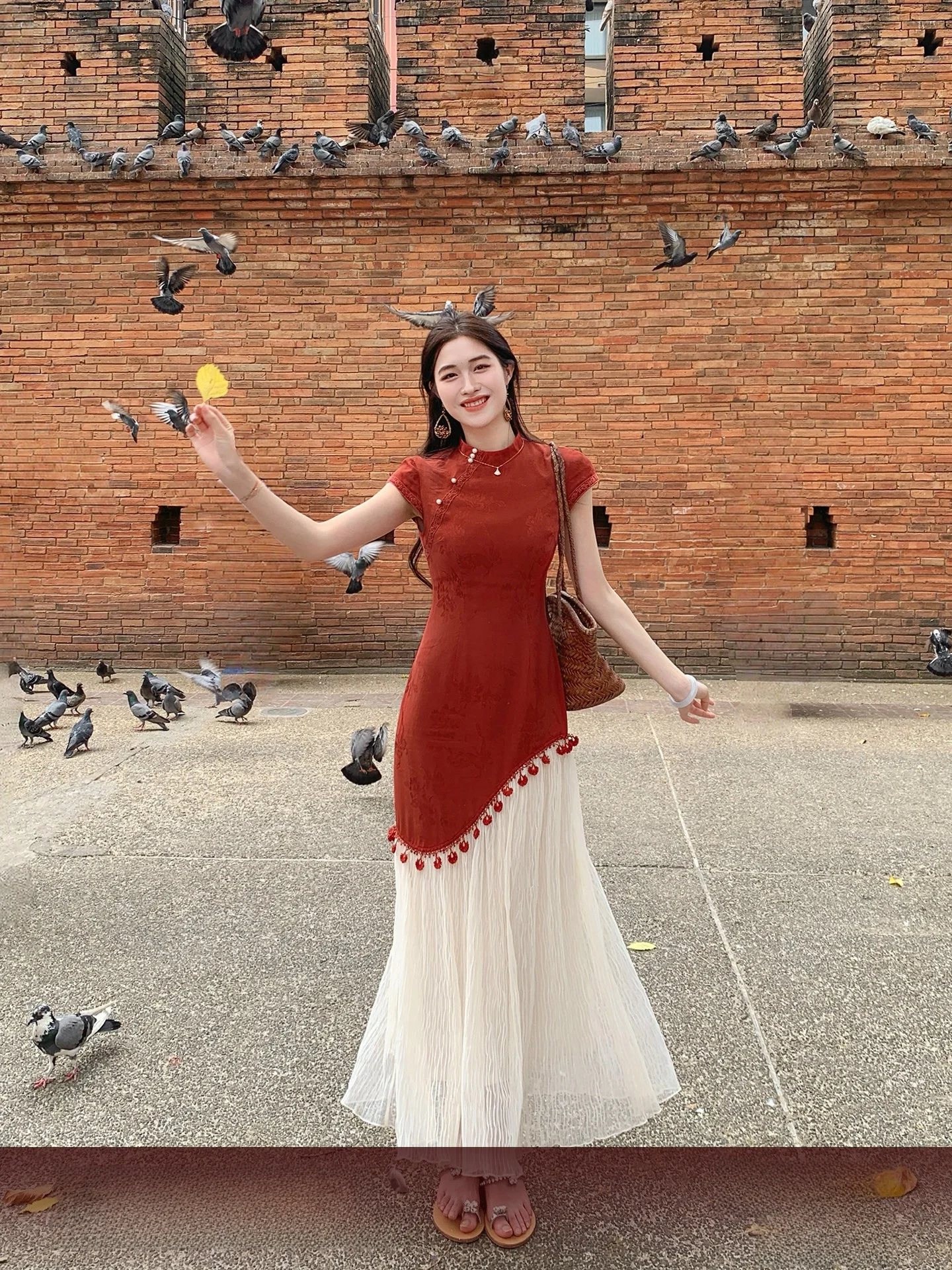 Lingshan Red Tassel Elegant Patchwork Fake Two-Piece Dress Retro Style Long Slant-Collar Qipao for Women
Lingshan Red Tassel Elegant Patchwork Fake Two-Piece Dress Retro Style Long Slant-Collar Qipao for Women