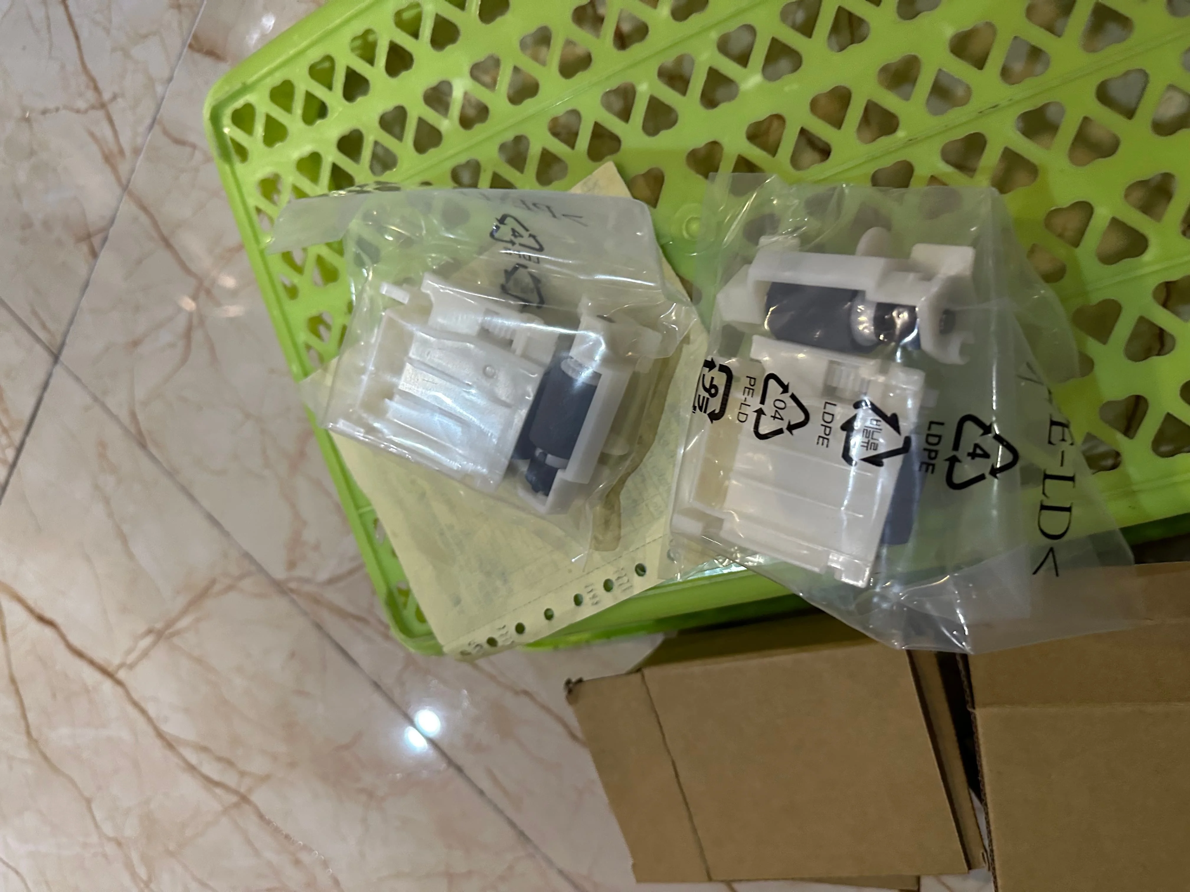 1 комплект ролика захвата для EPSON WF C529R C579R C5210 C5290 C5299 C5710 C5790 M5298 M5299 M5799 ET-8700
1 комплект ролика захвата для EPSON WF C529R C579R C5210 C5290 C5299 C5710 C5790 M5298 M5299 M5799 ET-8700