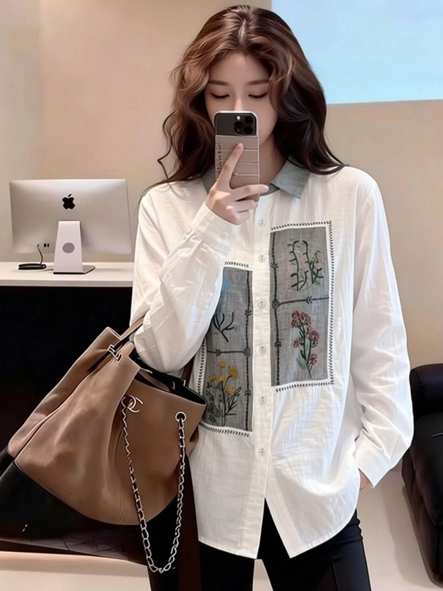 Женская блузка Ele White с вышивкой, свободного кроя, с воротником-стойкой, художественный дизайн, весна 2026, новинка, сшитая из полиэстера, с элементами пэчворка.
Женская блузка Ele White с вышивкой, свободного кроя, с воротником-стойкой, художественный дизайн, весна 2026, новинка, сшитая из полиэстера, с элементами пэчворка.