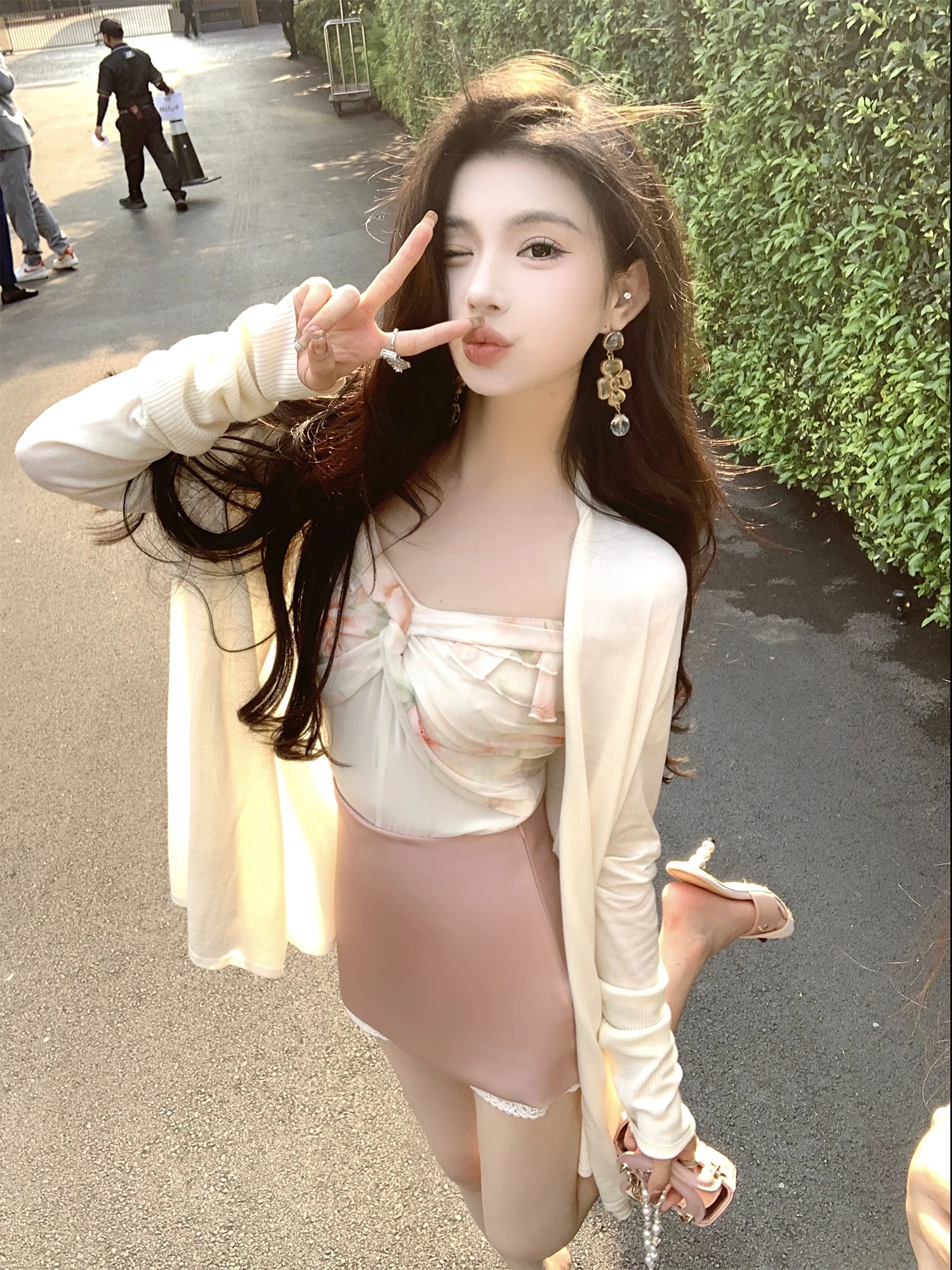 Yexiaoting Floral Print Ruffle Hem One oulder Knot Design Top Women's Casual irt ort Sve Versatile Sle Spring 2025
Yexiaoting Floral Print Ruffle Hem One oulder Knot Design Top Women's Casual irt ort Sve Versatile Sle Spring 2025