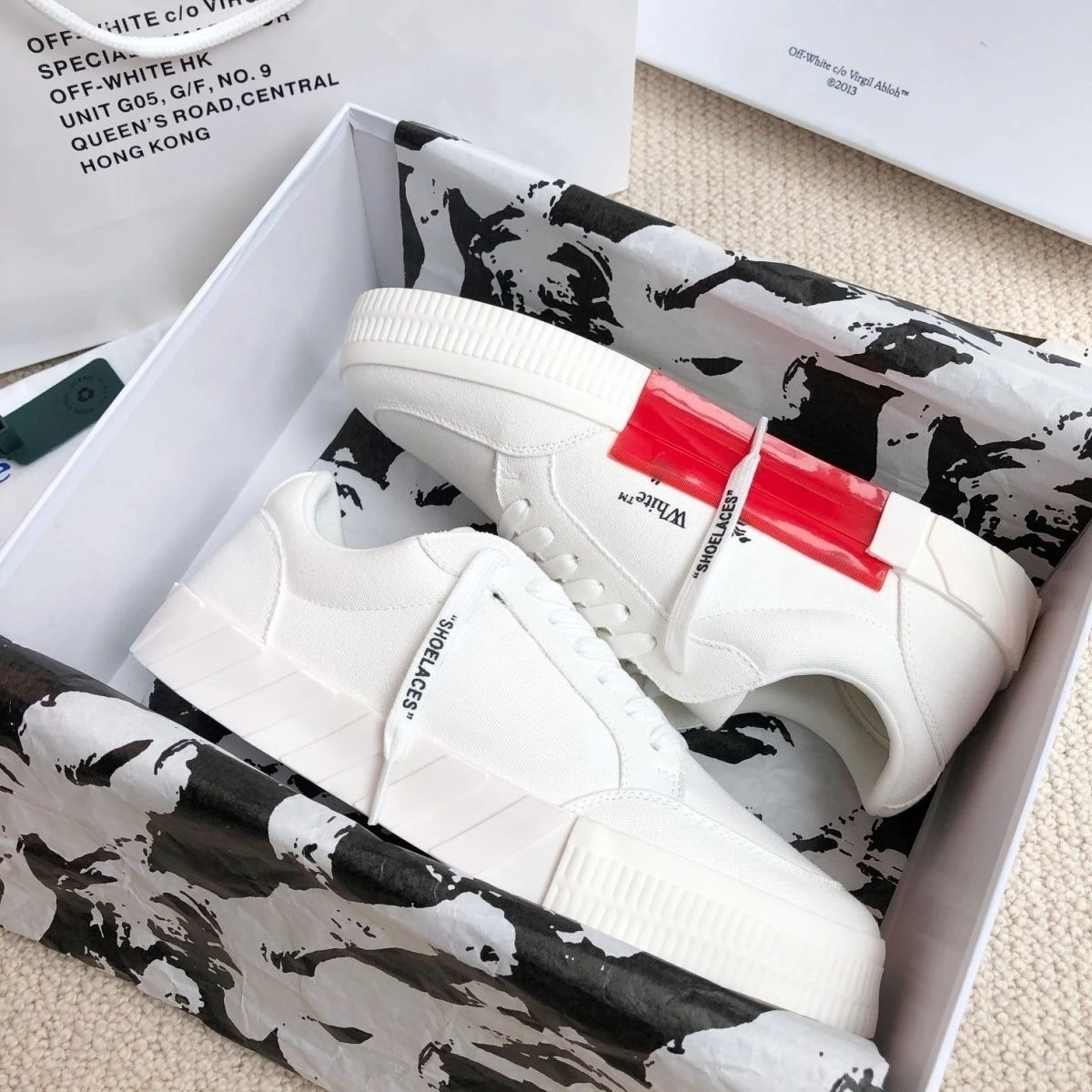 2026 New Unisex Canvas White Sneakers Casual Sports Shoes OW Couple Unique Board Shoes
2026 New Unisex Canvas White Sneakers Casual Sports Shoes OW Couple Unique Board Shoes