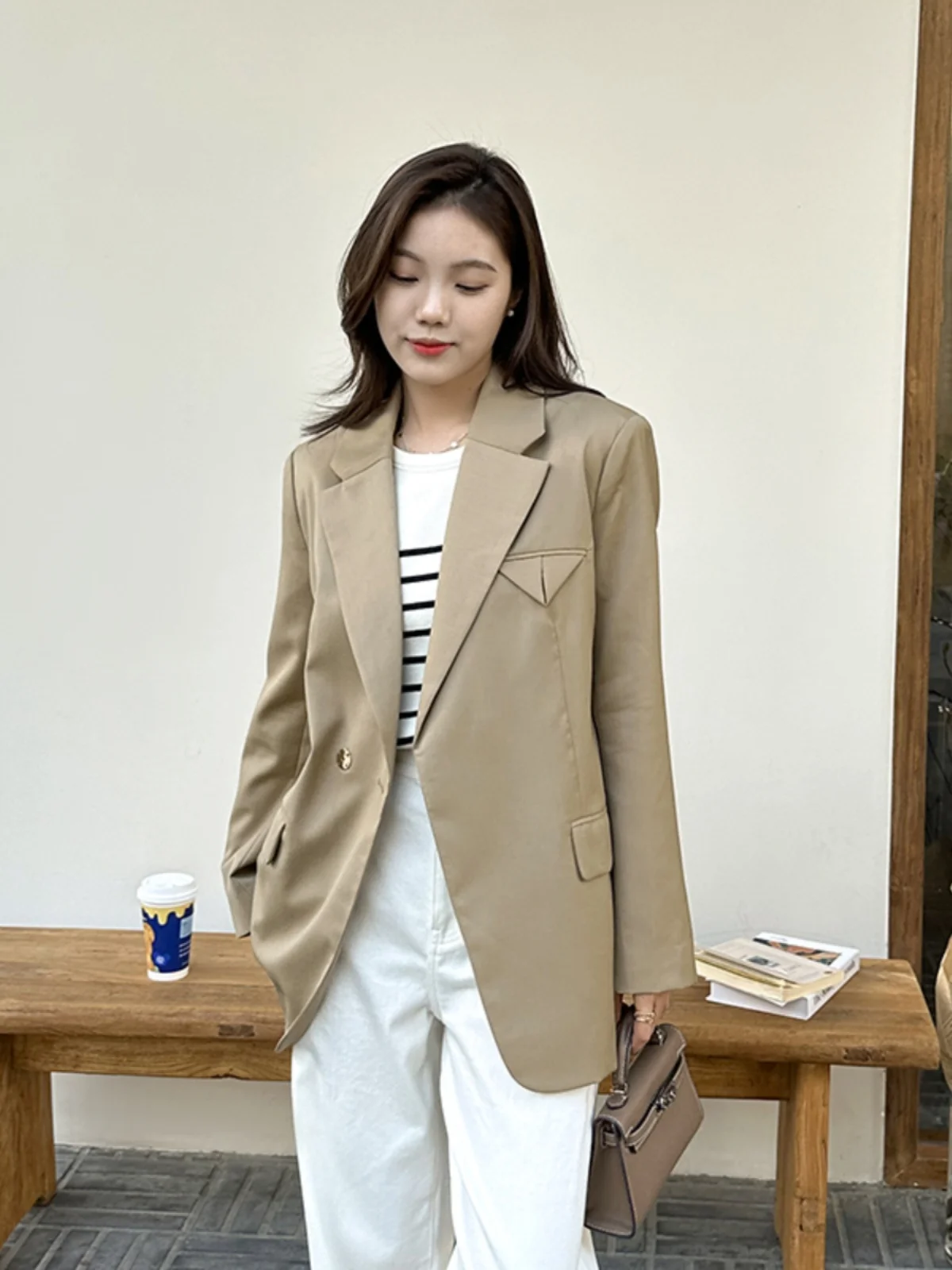 Шерстяной короткий пиджак для женщин: классический прямой крой, приталенный дизайн, осенне-зимняя мода
Шерстяной короткий пиджак для женщин: классический прямой крой, приталенный дизайн, осенне-зимняя мода