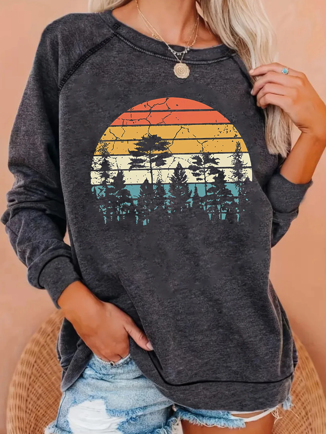 Color block cartoon print fashionable round neck raglan long sleeve pullover suitable for all seasons women's wear
Color block cartoon print fashionable round neck raglan long sleeve pullover suitable for all seasons women's wear
