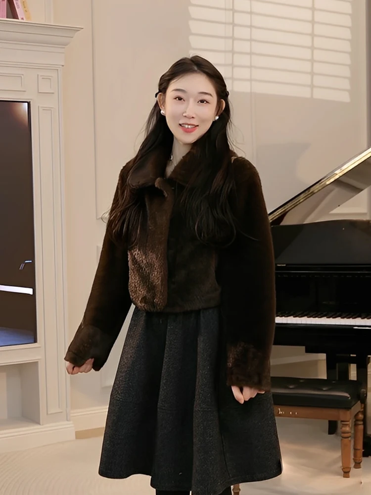OUDOEE Новая женская шуба из искусственного меха 2026 года, высококачественная, с воротником, индивидуальный дизайн, из полиэфирного волокна, теплая, повседневная, стильная
OUDOEE Новая женская шуба из искусственного меха 2026 года, высококачественная, с воротником, индивидуальный дизайн, из полиэфирного волокна, теплая, повседневная, стильная