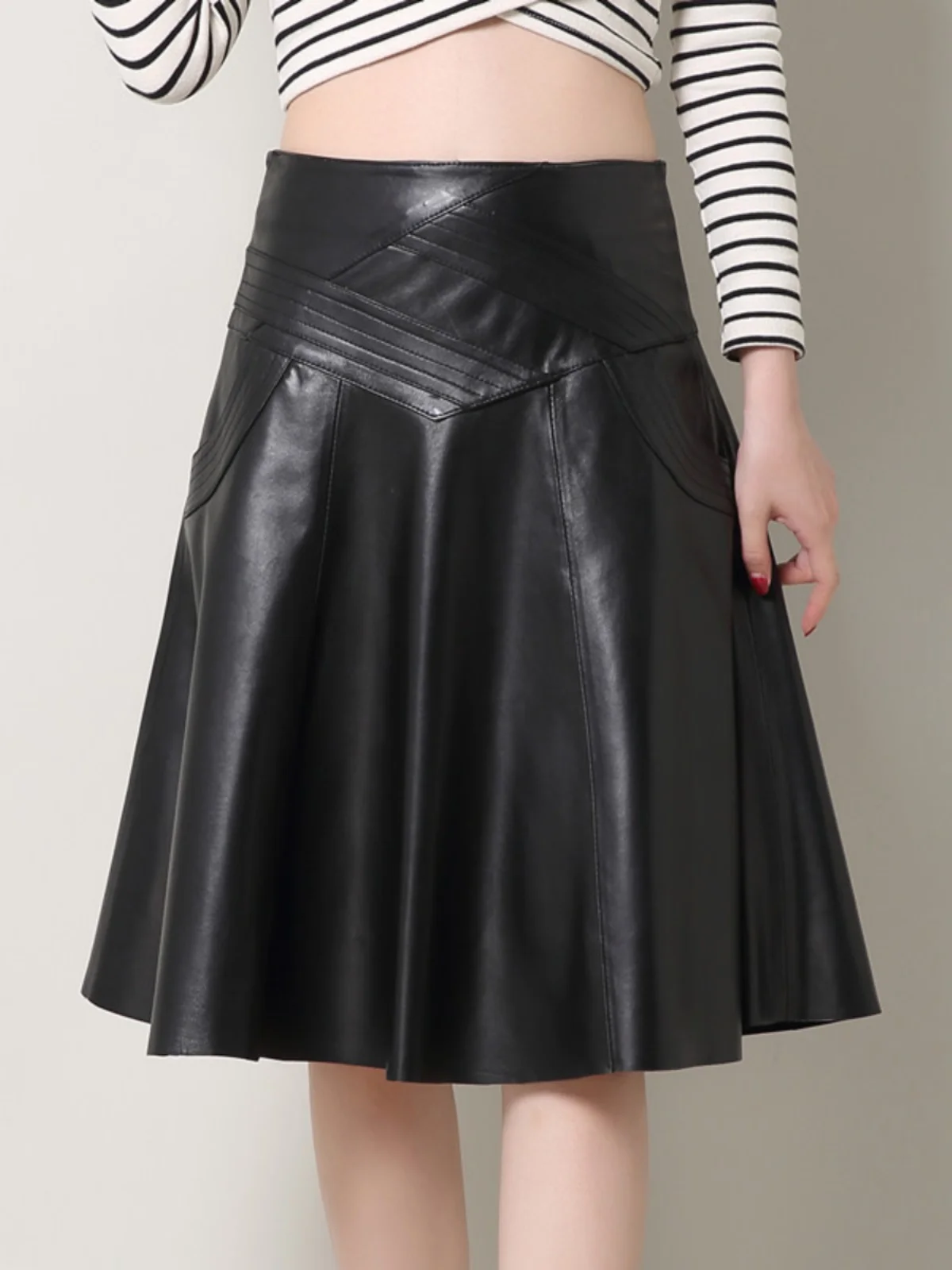 Осенне-зимняя юбка из натуральной кожи, высокая талия, средней длины, из телячьей кожи, А-силуэт, женская, модный дизайн, с эффектом складок
Осенне-зимняя юбка из натуральной кожи, высокая талия, средней длины, из телячьей кожи, А-силуэт, женская, модный дизайн, с эффектом складок