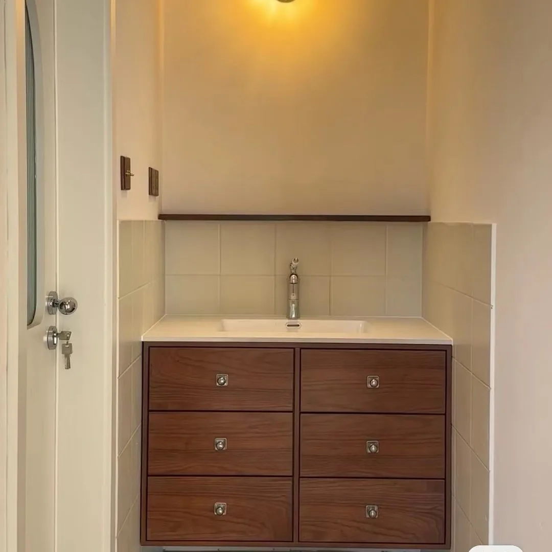 Минималистичный шкаф для ванной комнаты в средневековом стиле из массива дерева, комбинированный с раковиной и каменной столешницей, для B&B.
Минималистичный шкаф для ванной комнаты в средневековом стиле из массива дерева, комбинированный с раковиной и каменной столешницей, для B&B.