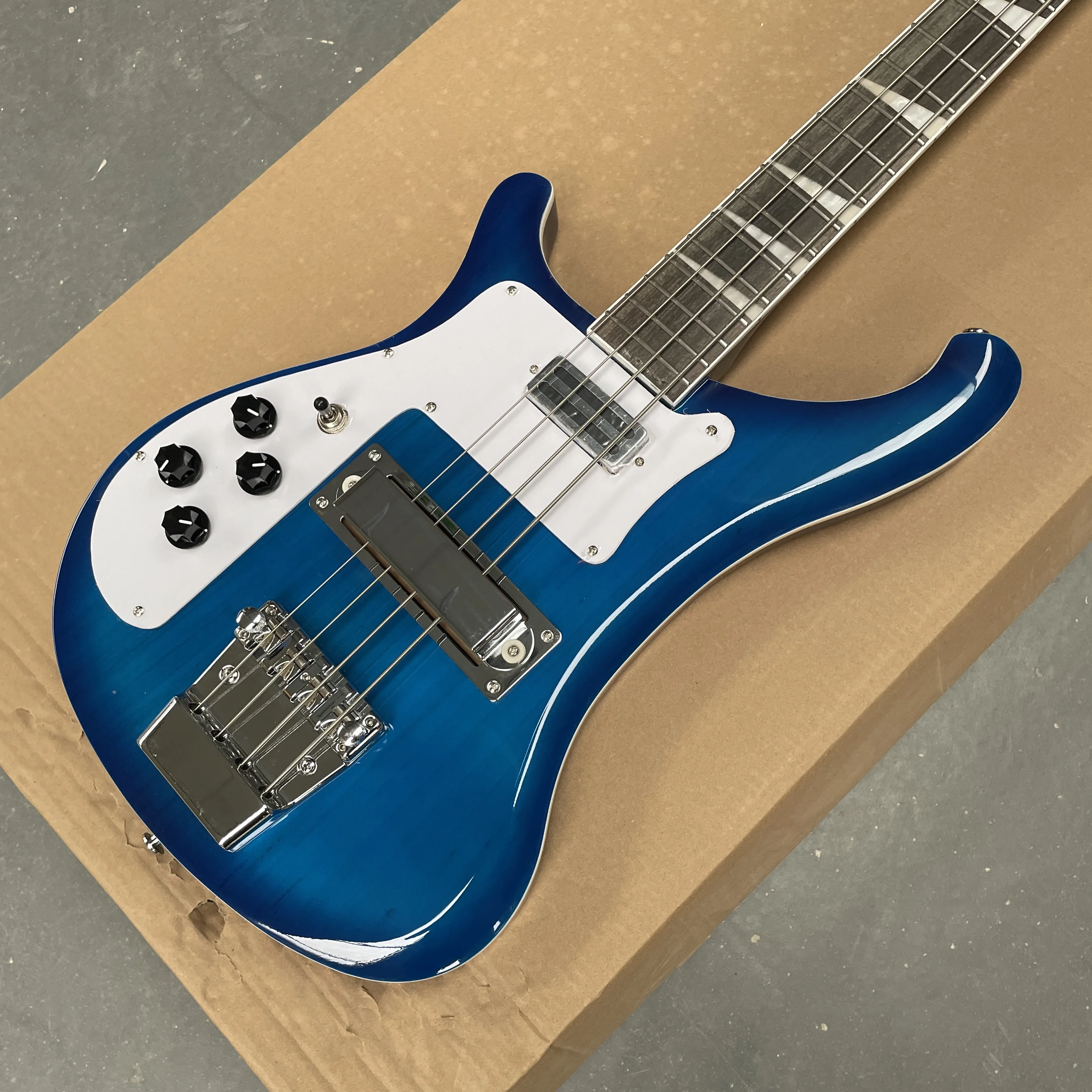 Sapphire blue left-handed 4-string electric bassguitar with independent tone controlguitars.Suitable for rock,pop musicguitarra.
Sapphire blue left-handed 4-string electric bassguitar with independent tone controlguitars.Suitable for rock,pop musicguitarra.