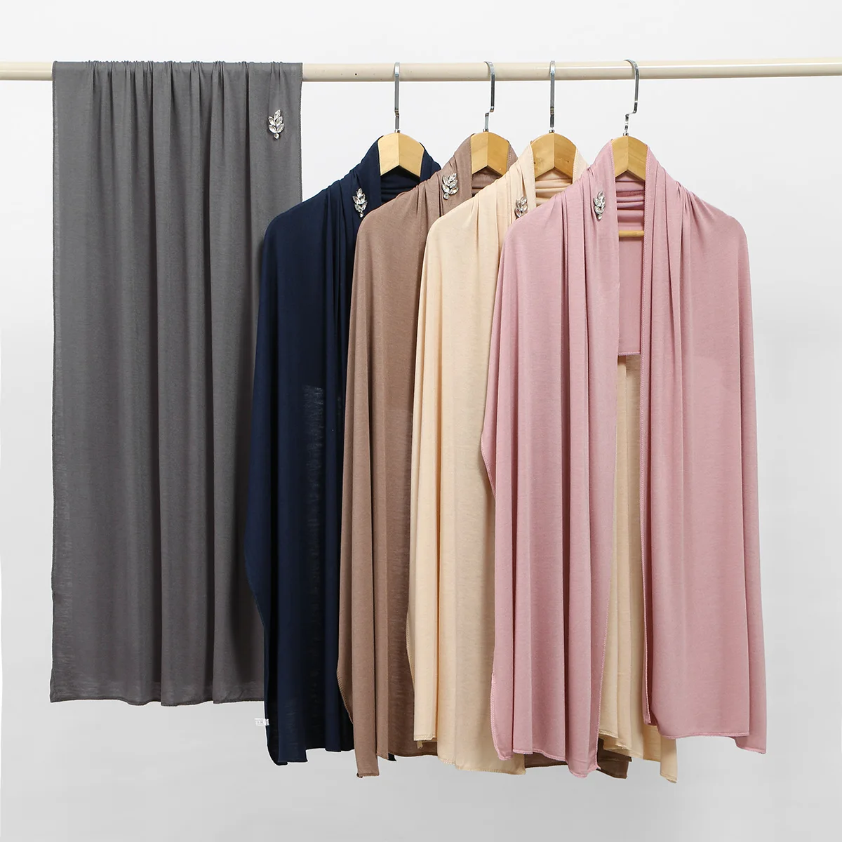 Women Muslim Solid Jersey Hijab Shawl Headband Rhinestone Soft Handscarf Wrap Thin Breathable Ramadan Headwrap 170*60cm
Women Muslim Solid Jersey Hijab Shawl Headband Rhinestone Soft Handscarf Wrap Thin Breathable Ramadan Headwrap 170*60cm