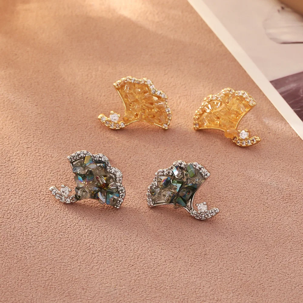 Fashionable and exquisite ice crystal ginkgo leaf earrings, light luxury and high-end earrings, niche design, elegant earrings
Fashionable and exquisite ice crystal ginkgo leaf earrings, light luxury and high-end earrings, niche design, elegant earrings