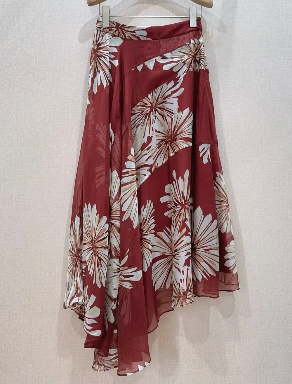Top Quality New Silk Long Skirts 2026 Summer Style Women Charming Floral Prints Sexy Asymmetrical Long Maxi Party Club Skirts
Top Quality New Silk Long Skirts 2026 Summer Style Women Charming Floral Prints Sexy Asymmetrical Long Maxi Party Club Skirts