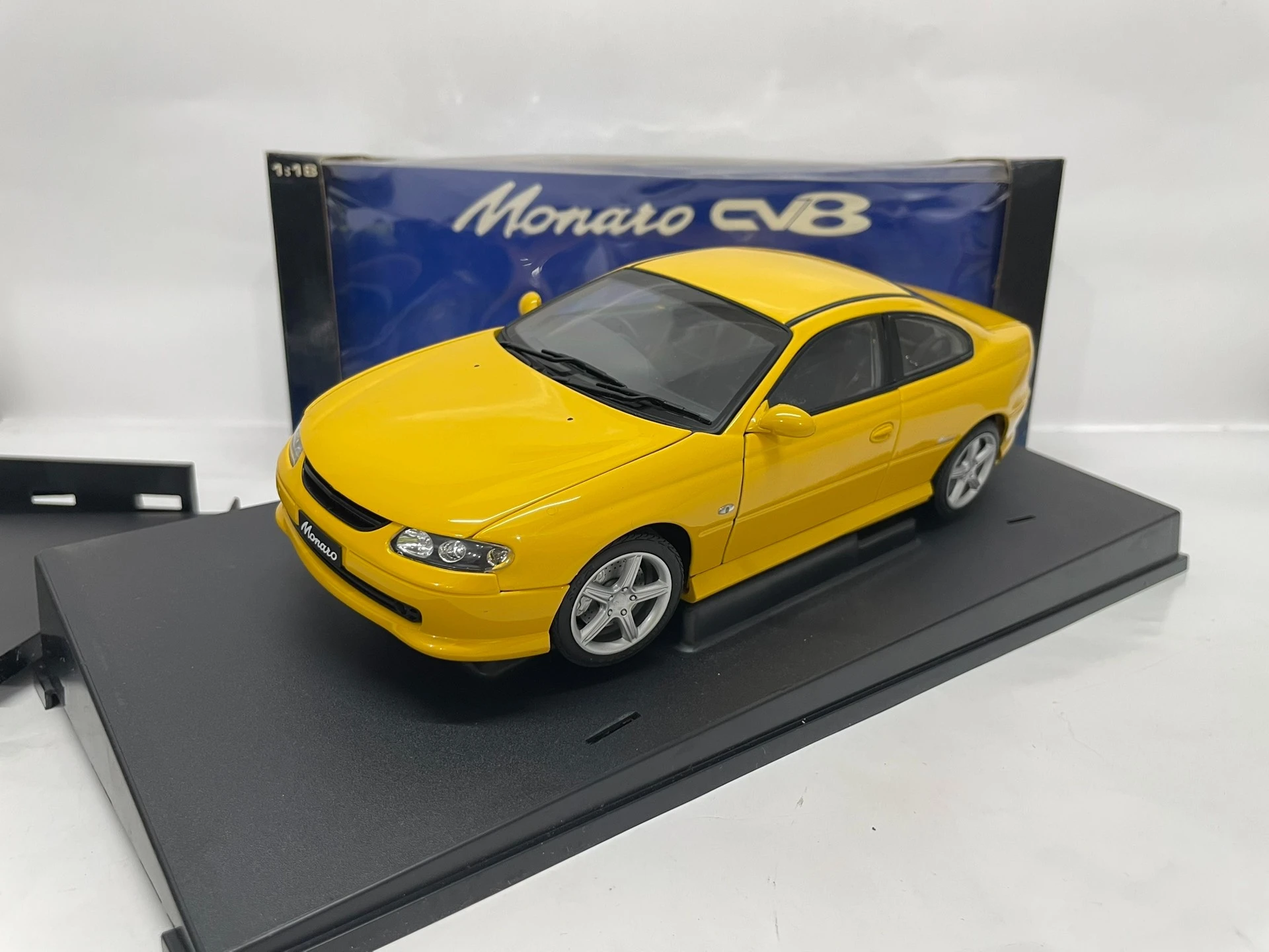 Autoart 1:18 CV8 Желтая имитация ограниченной серии, все открытые металлические статические модели автомобиля из сплава, игрушка в подарок
Autoart 1:18 CV8 Желтая имитация ограниченной серии, все открытые металлические статические модели автомобиля из сплава, игрушка в подарок