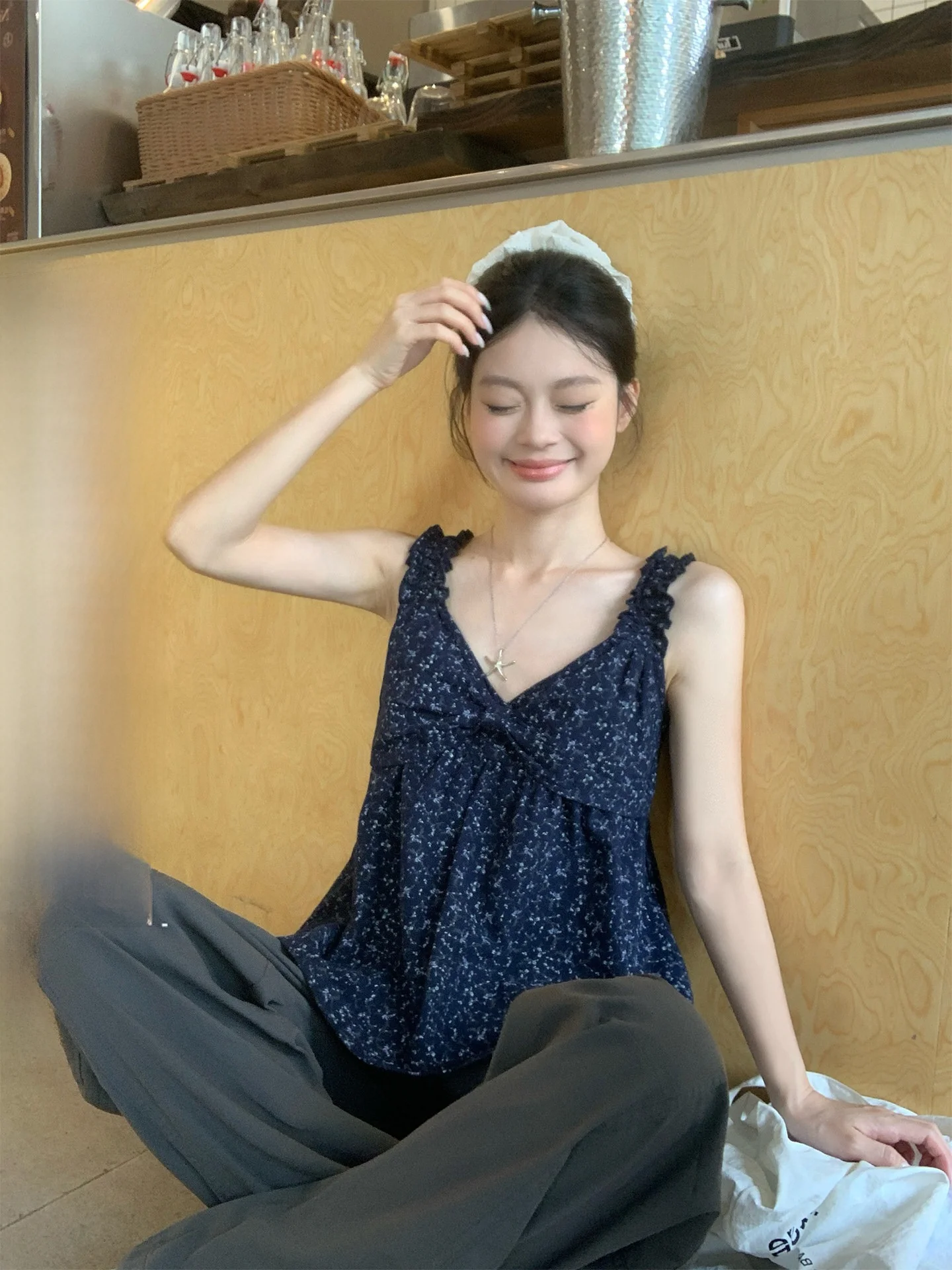 Song Zhengen Blue Floral V-neck Women's Vest Summer Inner And Outer Wear Knot Sleeveless Top Korean Style
Song Zhengen Blue Floral V-neck Women's Vest Summer Inner And Outer Wear Knot Sleeveless Top Korean Style