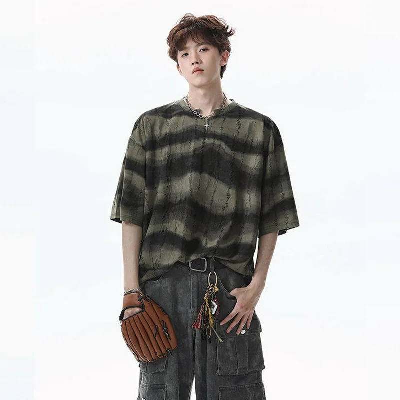 Striped V-neck Short-sleeved T-shirt Men Summer Cool Stylish High Street American Trend Loose Half-sleeved T-shirt for Teenagers
Striped V-neck Short-sleeved T-shirt Men Summer Cool Stylish High Street American Trend Loose Half-sleeved T-shirt for Teenagers