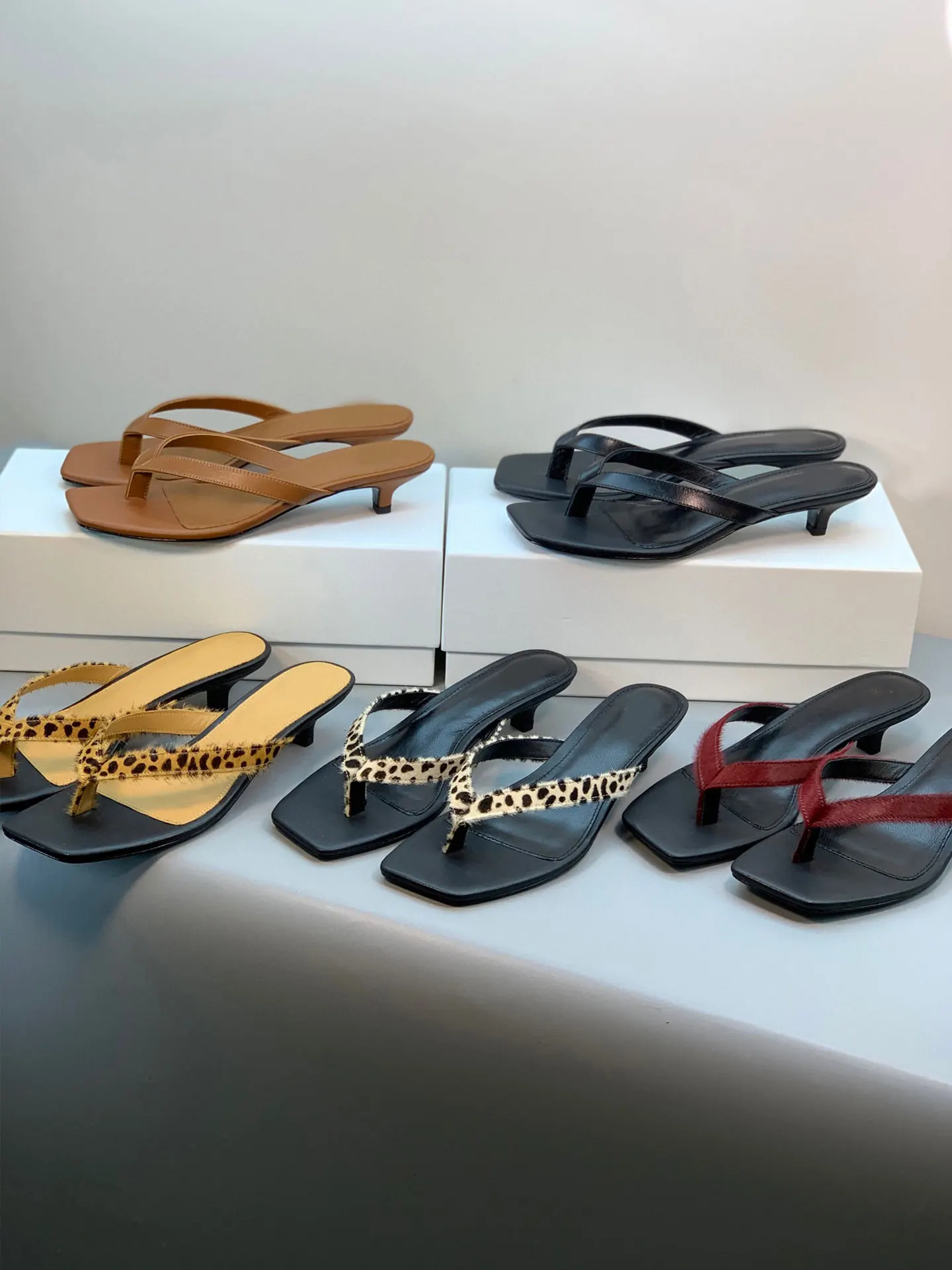 2025 Summer New Leopard Print Heel Women's Sandals Outdoor Beach Flip Flops Thin Heel Square Head Casual Comfortable Slip...
2025 Summer New Leopard Print Heel Women's Sandals Outdoor Beach Flip Flops Thin Heel Square Head Casual Comfortable Slip...