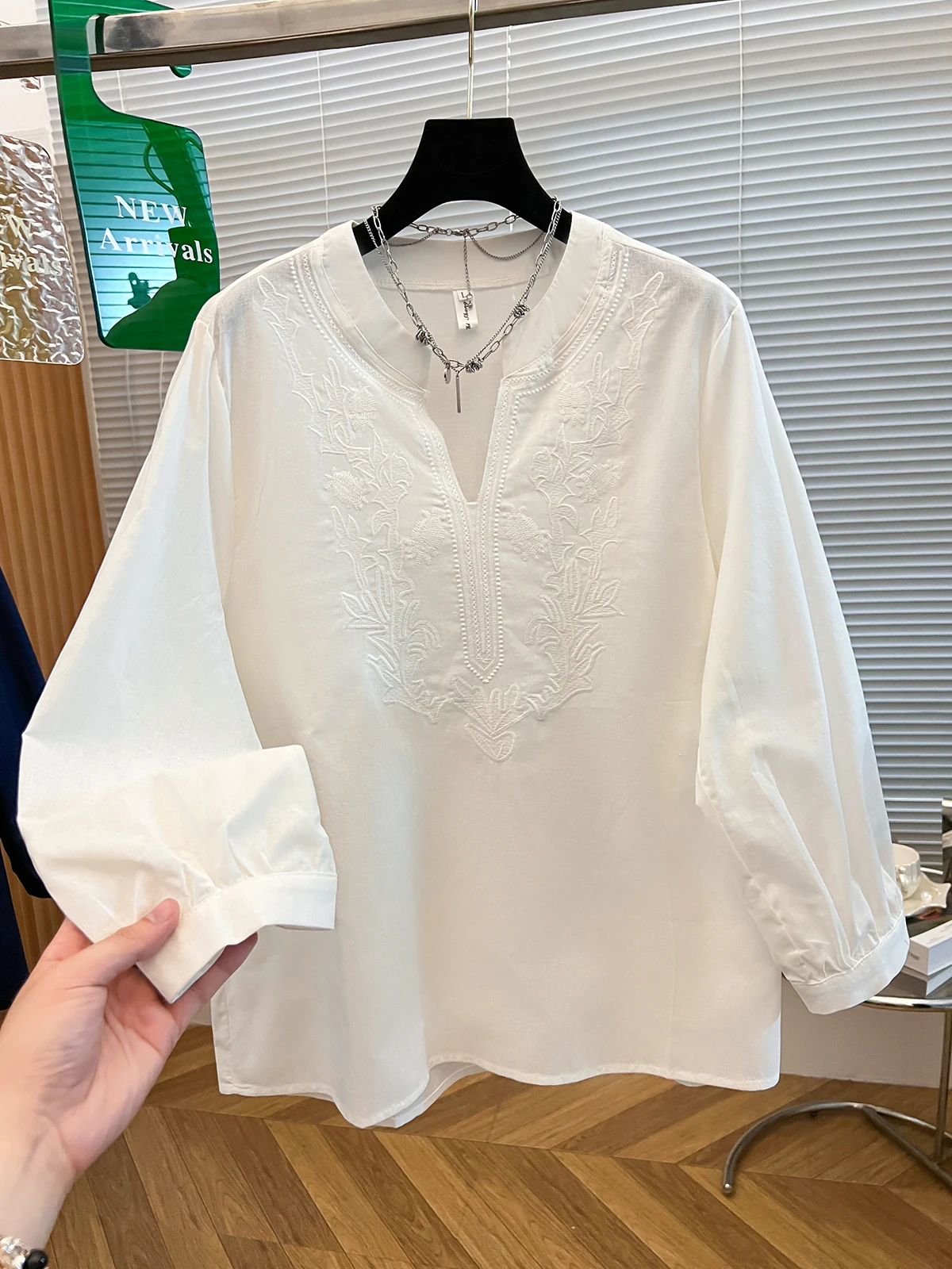 Elegant Embroidered Heavy Work Cotton Shirt Women's Long Sleeve Top Super Beautiful White Linen Material Autumn Fashion Small...
Elegant Embroidered Heavy Work Cotton Shirt Women's Long Sleeve Top Super Beautiful White Linen Material Autumn Fashion Small...