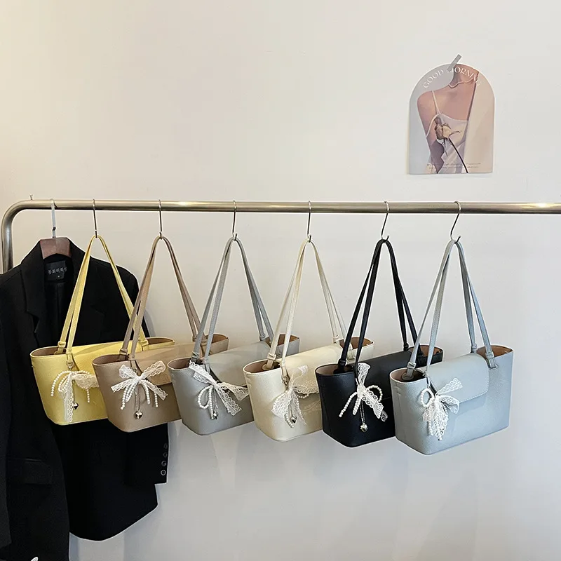 Women Leather Tote Bag with Pendant Solid Color Square Shoulder Bags Korean Casual Fashion Simple Female Large Capacity Handbag
Women Leather Tote Bag with Pendant Solid Color Square Shoulder Bags Korean Casual Fashion Simple Female Large Capacity Handbag