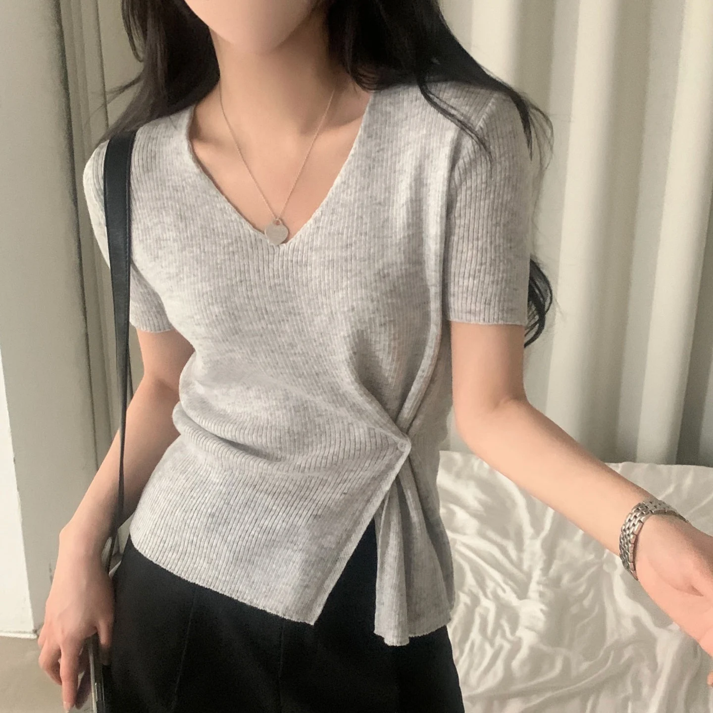 Slimming V-Neck Short Sleeve Knitted Top Women's Fashion Summer 2026 Open Split Waist-Cinching Trendy Commute Style Polyester...
Slimming V-Neck Short Sleeve Knitted Top Women's Fashion Summer 2026 Open Split Waist-Cinching Trendy Commute Style Polyester...