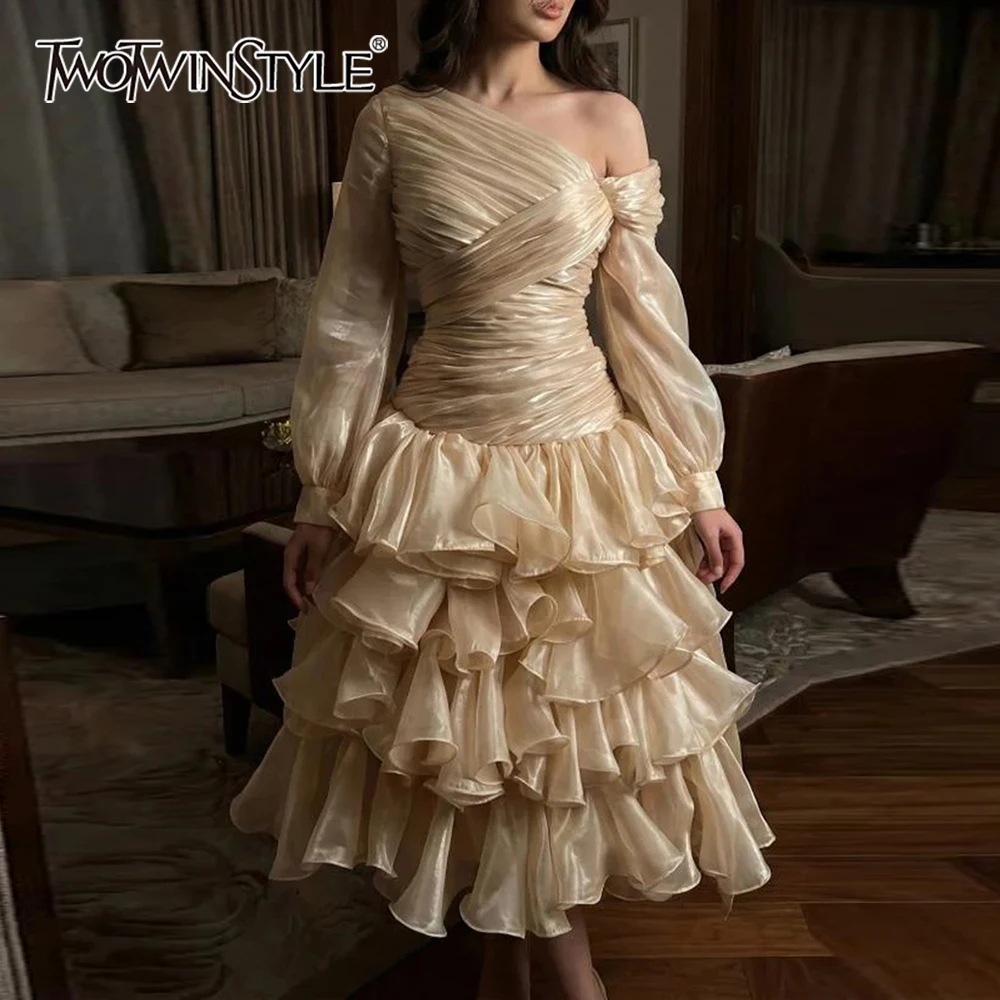 TWOTWINSTYLE Однотонное платье с плиссировкой и диагональным воротником, длинными рукавами и завышенной талией, элегантное женское платье, модная женская одежда
TWOTWINSTYLE Однотонное платье с плиссировкой и диагональным воротником, длинными рукавами и завышенной талией, элегантное женское платье, модная женская одежда