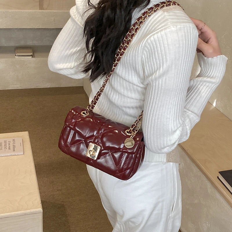 Высококачественная стильная женская сумка через плечо, современная и модная повседневная маленькая квадратная сумка, дизайнерская сумка-кроссбоди.
Высококачественная стильная женская сумка через плечо, современная и модная повседневная маленькая квадратная сумка, дизайнерская сумка-кроссбоди.