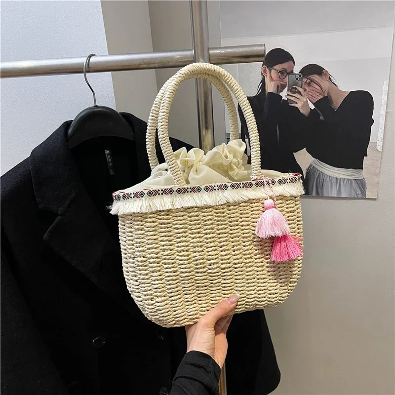 Straw Woven Tassel Top-Handle Bags Casual Drawstring String Bags Female 2025 Fashion Beach Commute Versatile Shoulder Bags
Straw Woven Tassel Top-Handle Bags Casual Drawstring String Bags Female 2025 Fashion Beach Commute Versatile Shoulder Bags