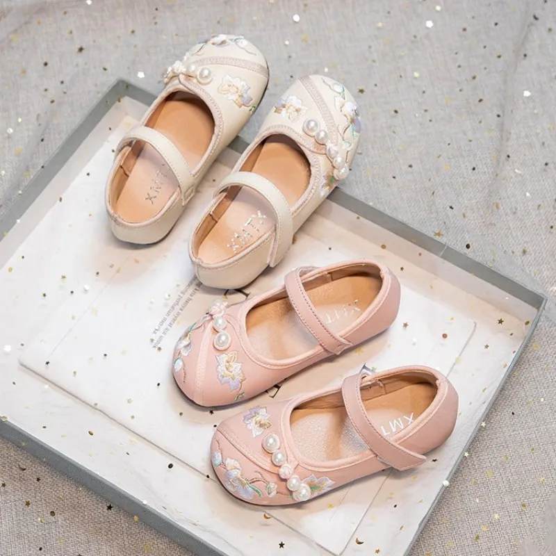 Girls' leather shoes with embroidery decoration, 2026 spring/autumn style, soft sole, fashionable Chinese style dance shoes
Girls' leather shoes with embroidery decoration, 2026 spring/autumn style, soft sole, fashionable Chinese style dance shoes