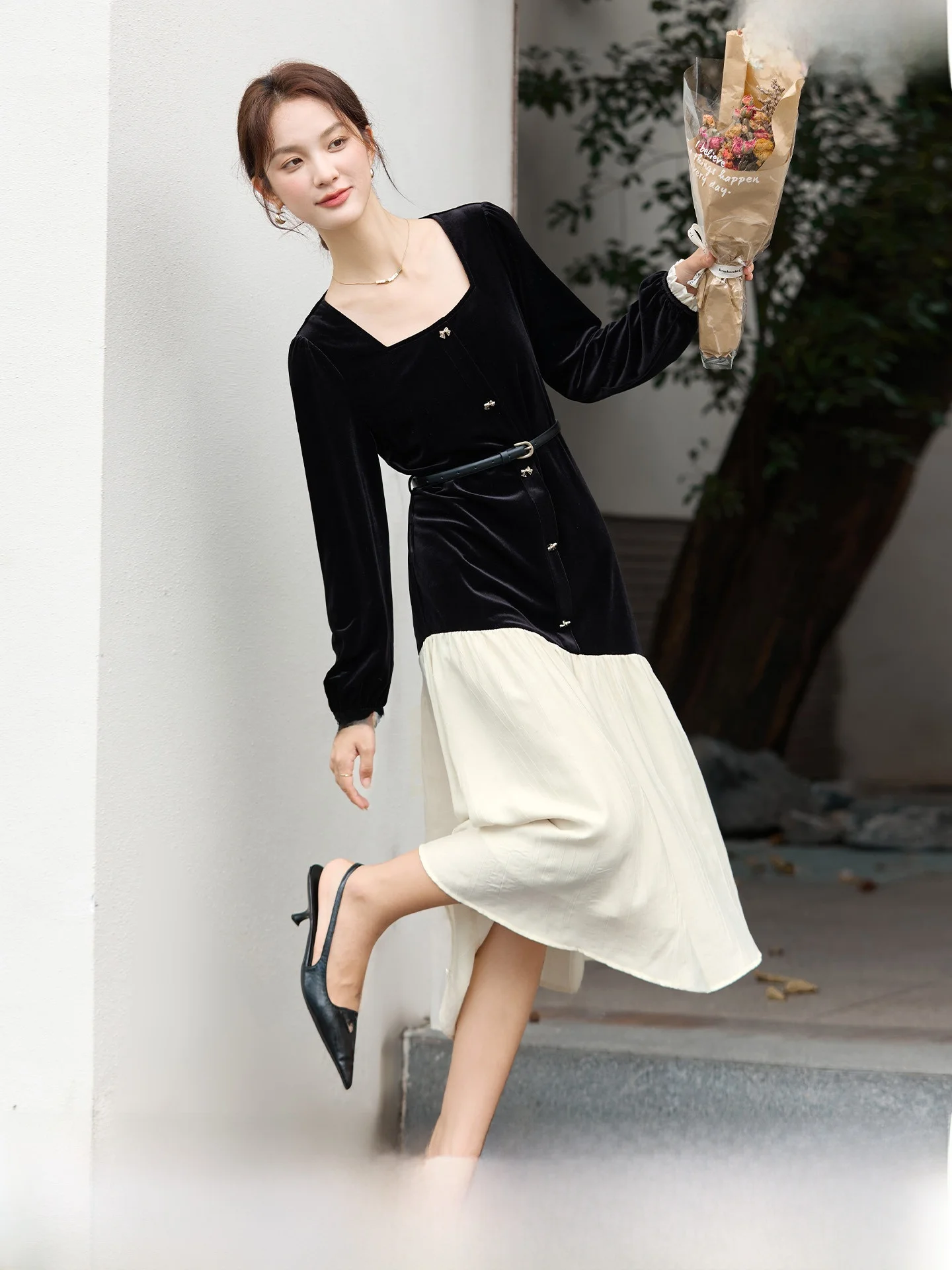 Black Velvet Patchwork A-Line Long Dress Spring New Style Square Collar Color Block Straight Leg Dress for Women
Black Velvet Patchwork A-Line Long Dress Spring New Style Square Collar Color Block Straight Leg Dress for Women