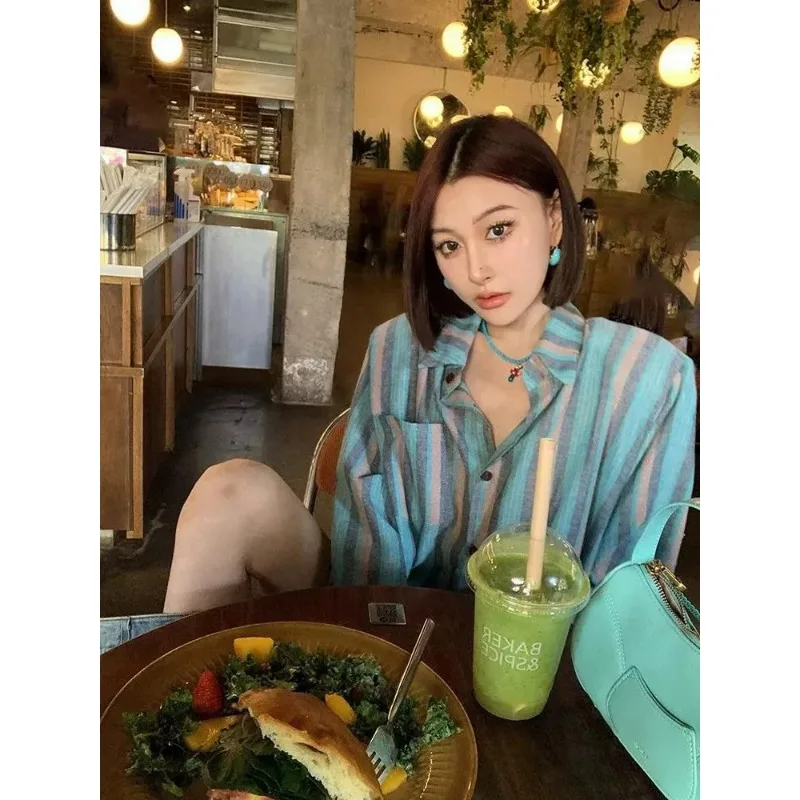 Женская рубашка оверсайз с длинным рукавом, в полоску бирюзового и розового цветов, с воротником и пуговицами
Женская рубашка оверсайз с длинным рукавом, в полоску бирюзового и розового цветов, с воротником и пуговицами