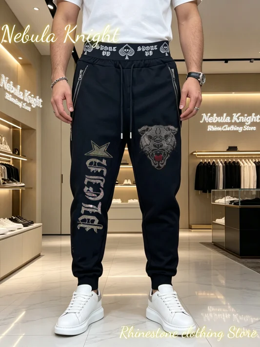 New Luxury Rhinestone Men's Pants Elastic High Waist Zipper Pocket Sweat Trousers Fashion Streetwear Casual Summer Daily Wear
New Luxury Rhinestone Men's Pants Elastic High Waist Zipper Pocket Sweat Trousers Fashion Streetwear Casual Summer Daily Wear