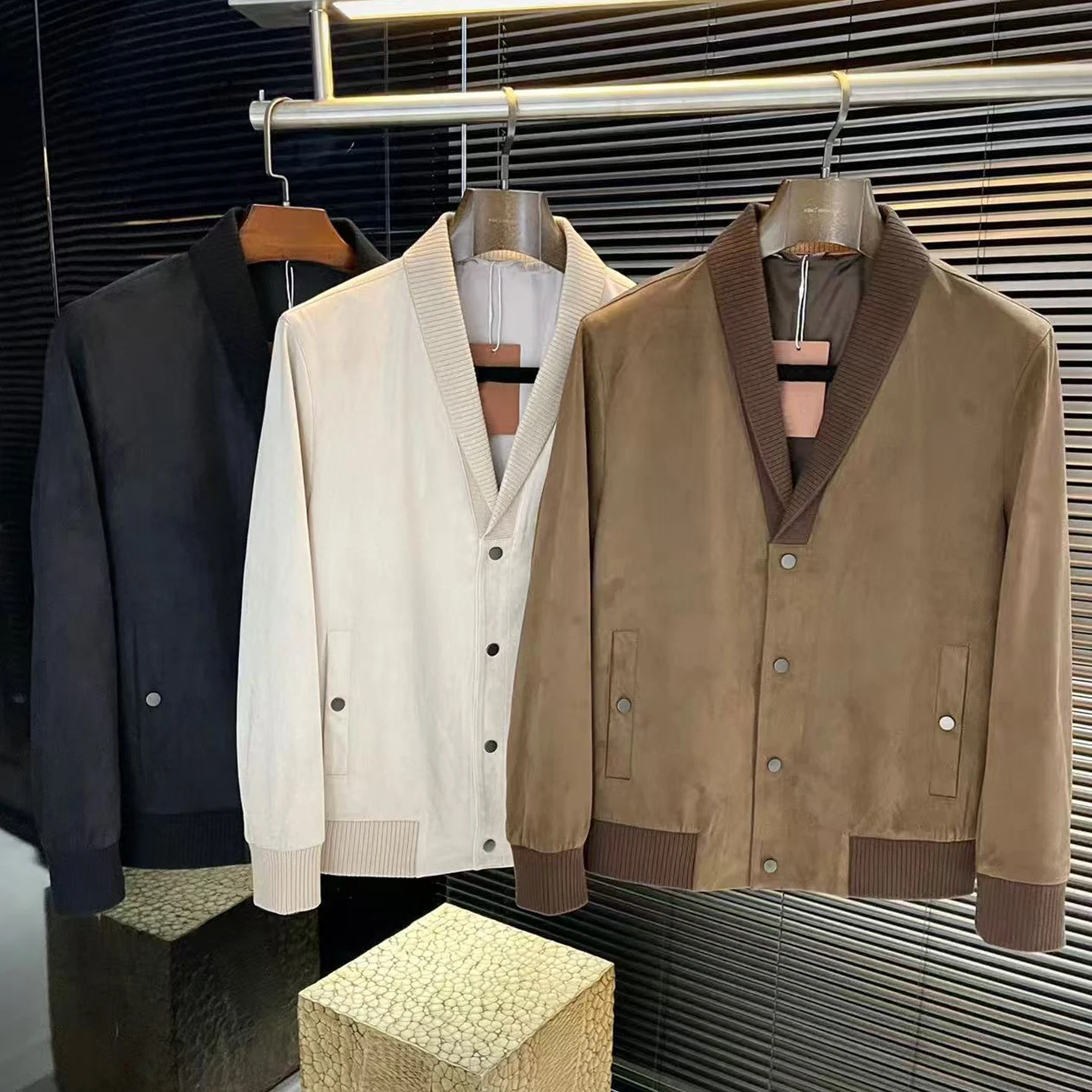 European 2025 Autumn Winter New Fashion Business Casual Deer Suede V-Neck Jacket Men's Commuter Coat Stylish Elegant
European 2025 Autumn Winter New Fashion Business Casual Deer Suede V-Neck Jacket Men's Commuter Coat Stylish Elegant