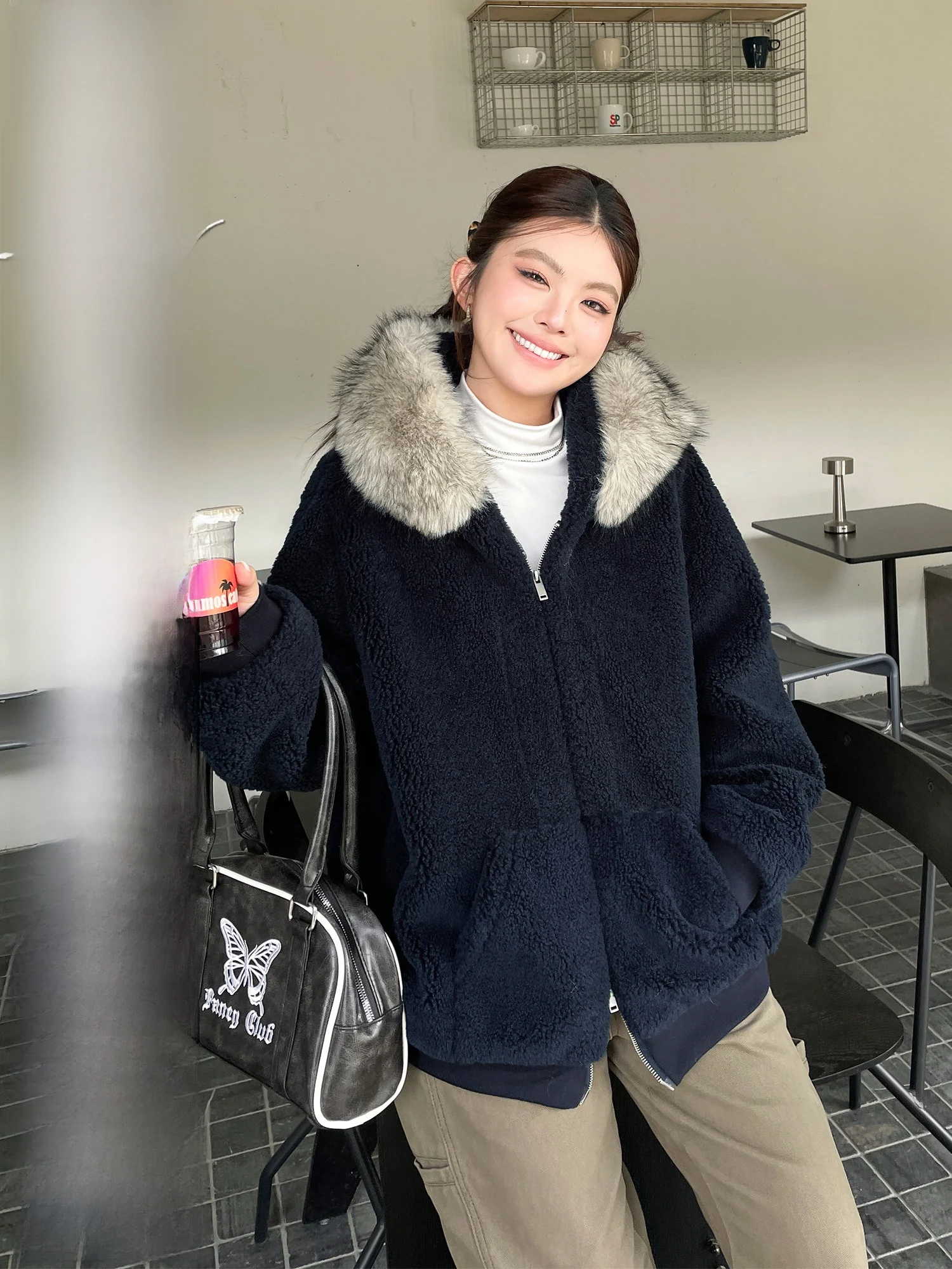 Уникальное красивое зимнее пальто большого размера для женщин с воротником из искусственного меха, капюшоном, подкладкой из овечьей шерсти, хлопковая куртка на молнии для повседневной носки
Уникальное красивое зимнее пальто большого размера для женщин с воротником из искусственного меха, капюшоном, подкладкой из овечьей шерсти, хлопковая куртка на молнии для повседневной носки