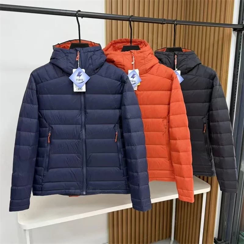 Мужская зимняя куртка для активного отдыха, легкая, комфортная, с 90% пуха, с капюшоном, из нейлоновой ткани с цветными вставками, длинный рукав, на молнии, стандартный крой.
Мужская зимняя куртка для активного отдыха, легкая, комфортная, с 90% пуха, с капюшоном, из нейлоновой ткани с цветными вставками, длинный рукав, на молнии, стандартный крой.