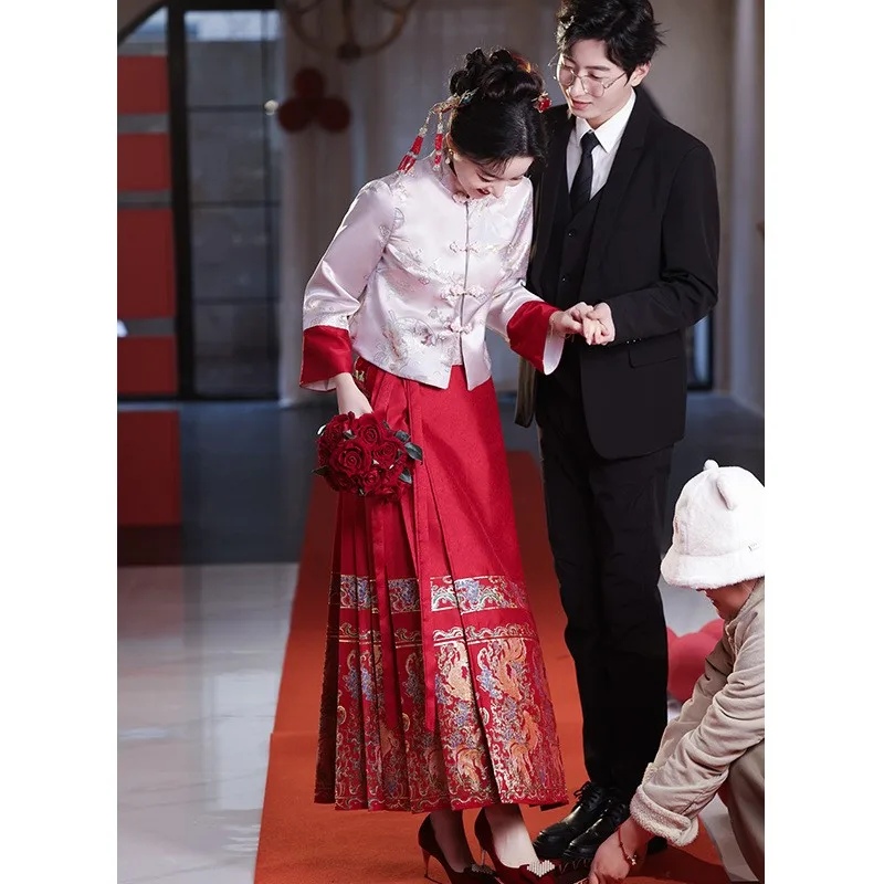 A new Chinese-style dress for small figure at toasting and appreciation banquet
A new Chinese-style dress for small figure at toasting and appreciation banquet