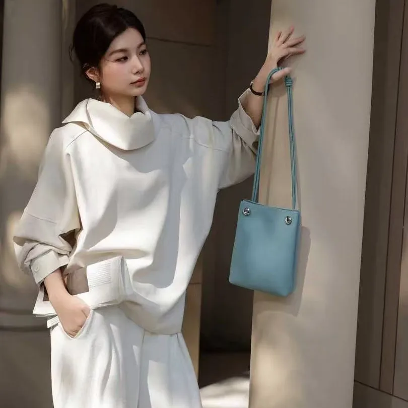 New niche design genuine leather bucket phone bag, fashionable, simple, exquisite, single shoulder crossbody small bag
New niche design genuine leather bucket phone bag, fashionable, simple, exquisite, single shoulder crossbody small bag
