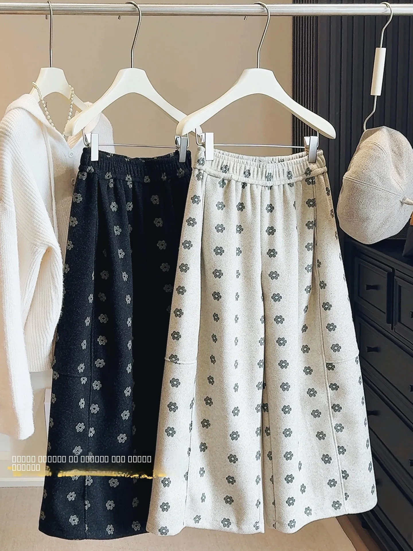 Ретро цветочные эластичные талии Thiened шерстяные широкие брюки женские зимние новые свободные утягивающие повседневные брюки трапециевидной формы
Ретро цветочные эластичные талии Thiened шерстяные широкие брюки женские зимние новые свободные утягивающие повседневные брюки трапециевидной формы