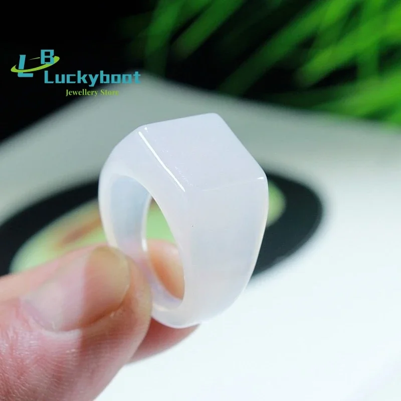 Natural Chinese Green Chalcedony Hand-carved Saddle Ring Fashion Boutique Jewelry Men and Women Flat Ring Popular Gift
Natural Chinese Green Chalcedony Hand-carved Saddle Ring Fashion Boutique Jewelry Men and Women Flat Ring Popular Gift