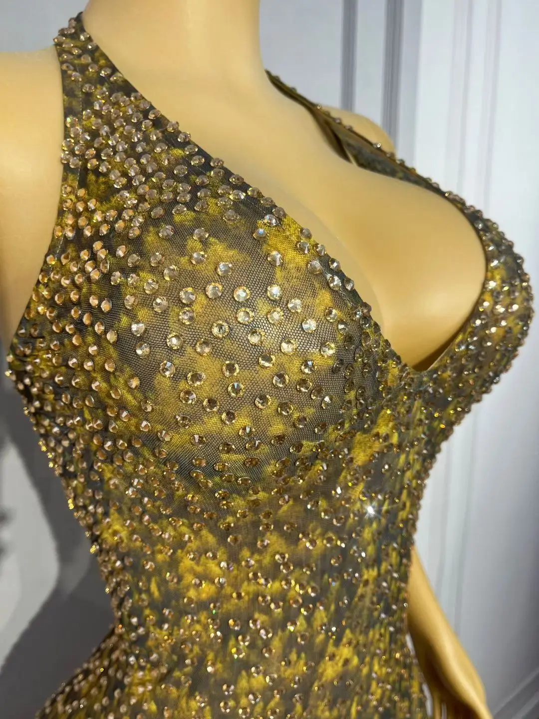Baihualin Sparkly Gold Rhinestone Halter Neck Sheer Mesh Maxi Dress for Drag Queen Stage Performances and Nightclub Shows
Baihualin Sparkly Gold Rhinestone Halter Neck Sheer Mesh Maxi Dress for Drag Queen Stage Performances and Nightclub Shows