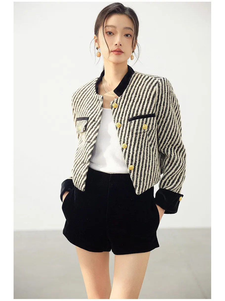 High-Intellicity Mixed-Fiber Stand-Collar Coat Women's Winter Fashion Retro Tweed Slim Fit Outerwear Commute Style Button Clo...
High-Intellicity Mixed-Fiber Stand-Collar Coat Women's Winter Fashion Retro Tweed Slim Fit Outerwear Commute Style Button Clo...
