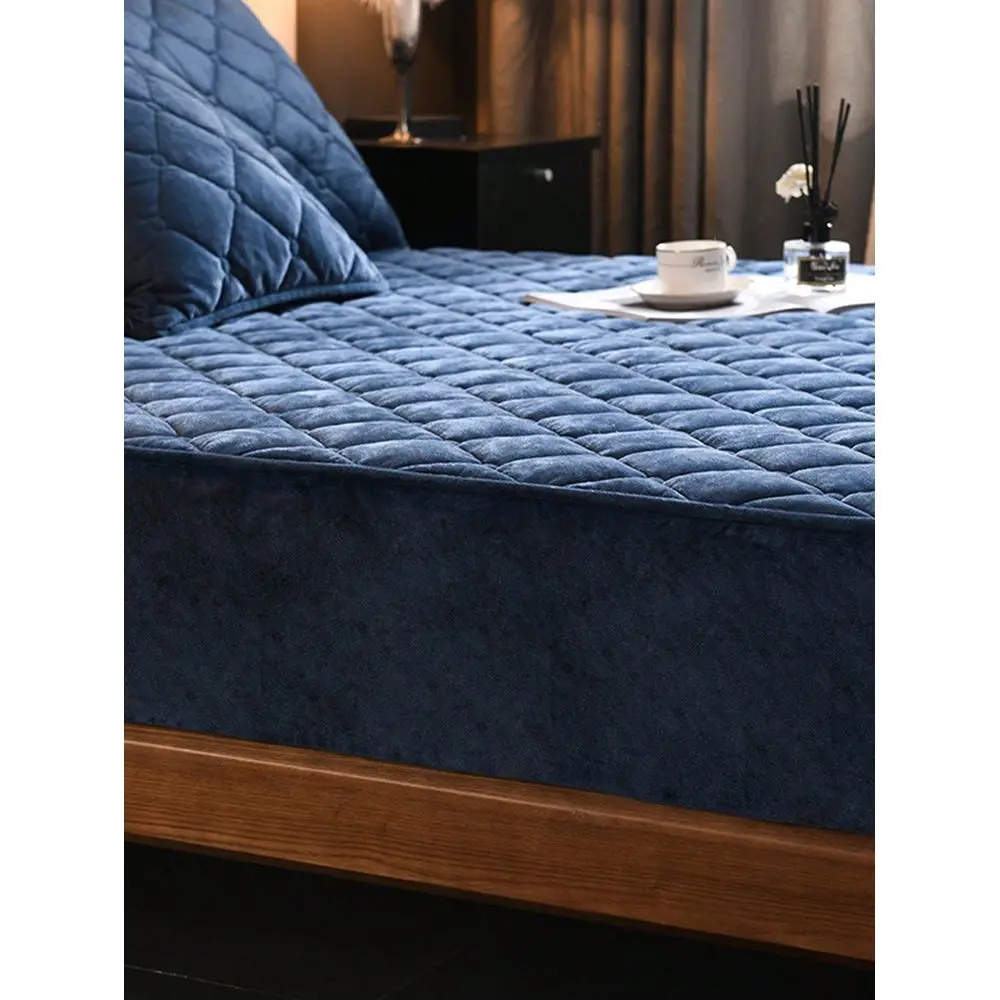 Navy Blue Crystal Velvet Quilted Soft Bedding Set 1Fitted Sheet 2Pillowcases, Suitable For Bedroom Guest Room, Machine Washable
Navy Blue Crystal Velvet Quilted Soft Bedding Set 1Fitted Sheet 2Pillowcases, Suitable For Bedroom Guest Room, Machine Washable
