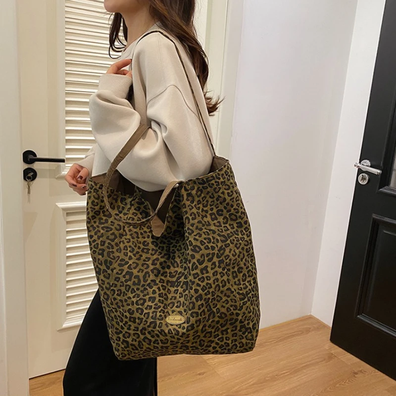 Leopard Print Canvas Bag for Women, New Trendy College Style Commuting Bag, Large Capacity Double-sided Tote Bags for Commuting
Leopard Print Canvas Bag for Women, New Trendy College Style Commuting Bag, Large Capacity Double-sided Tote Bags for Commuting
