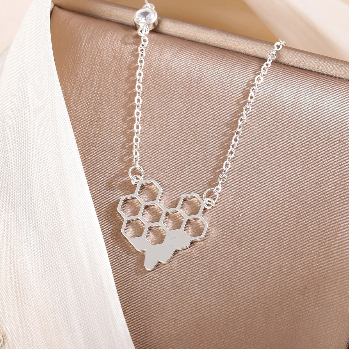 New Creative Original For Love Nesting Personality 925 Sterling Silver Jewelry Hollow Honeycomb Clavicle Chain Necklaces XL203
New Creative Original For Love Nesting Personality 925 Sterling Silver Jewelry Hollow Honeycomb Clavicle Chain Necklaces XL203