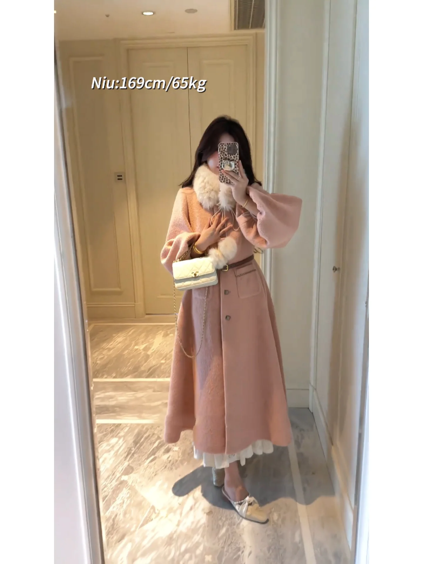 Тепло и шерстяное пальто в Корейском стиле с воротником из искусственного меха и галстуком-бабочкой для осенне-зимних модных женщин
Тепло и шерстяное пальто в Корейском стиле с воротником из искусственного меха и галстуком-бабочкой для осенне-зимних модных женщин