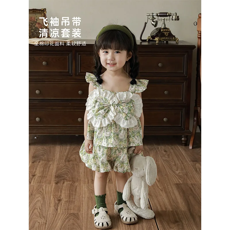Girls' Bow Tie Cool Set New Summer Style Children's Fly Sleeve Suspender Shorts Two Piece Thin Set
Girls' Bow Tie Cool Set New Summer Style Children's Fly Sleeve Suspender Shorts Two Piece Thin Set