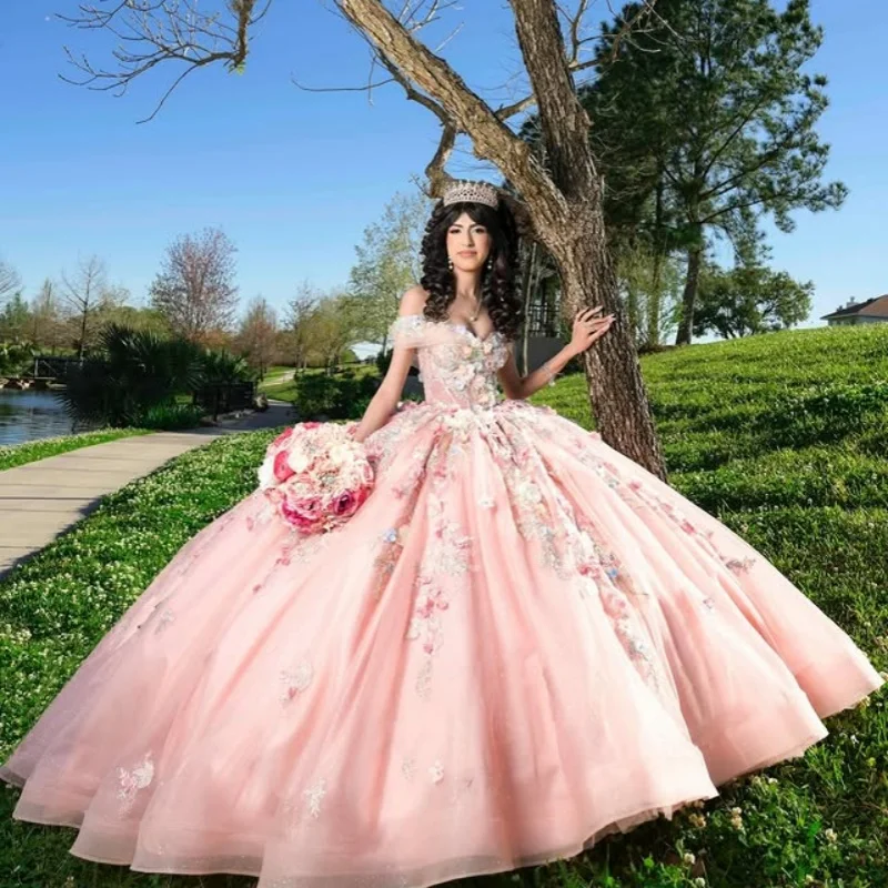 Блестящие розовые платья Quinceanera по индивидуальному заказу с открытыми плечами, тюлевая аппликация с кристаллами, 3D цветок, длинный хвост, Vestido De 15 Quinceanera
Блестящие розовые платья Quinceanera по индивидуальному заказу с открытыми плечами, тюлевая аппликация с кристаллами, 3D цветок, длинный хвост, Vestido De 15 Quinceanera