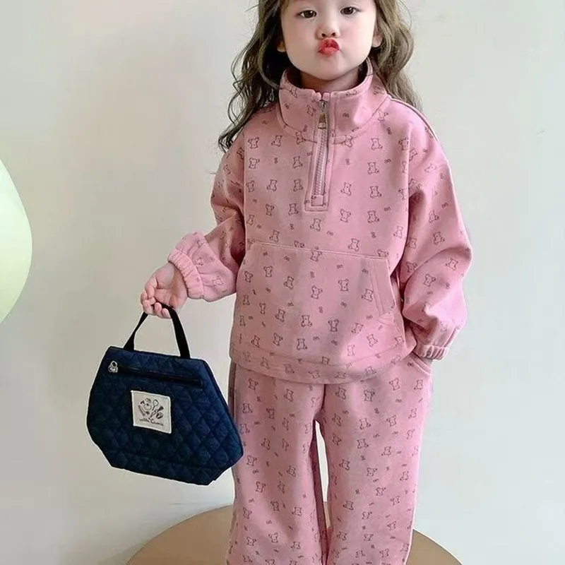 Girl's Fully Printed Teddy Bear Set 2025 Spring and Autumn New Style Western-style Long Sleeved Sweatshirt Casual Sports Set
Girl's Fully Printed Teddy Bear Set 2025 Spring and Autumn New Style Western-style Long Sleeved Sweatshirt Casual Sports Set