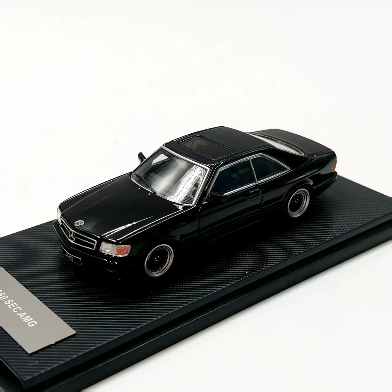 Литая под давлением модель носорога в масштабе 1:64 Benz 560SEC AMG, модель автомобиля из сплава, Коллекционная игрушка, подарок, сувенир, украшение для дисплея
Литая под давлением модель носорога в масштабе 1:64 Benz 560SEC AMG, модель автомобиля из сплава, Коллекционная игрушка, подарок, сувенир, украшение для дисплея