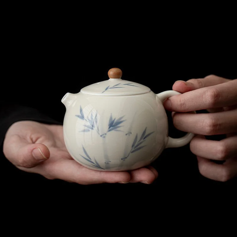 Hand painted teapot Underglaze blue and white bamboo tea maker Household high-end Kung Fu tea set Ceramic teapot
Hand painted teapot Underglaze blue and white bamboo tea maker Household high-end Kung Fu tea set Ceramic teapot