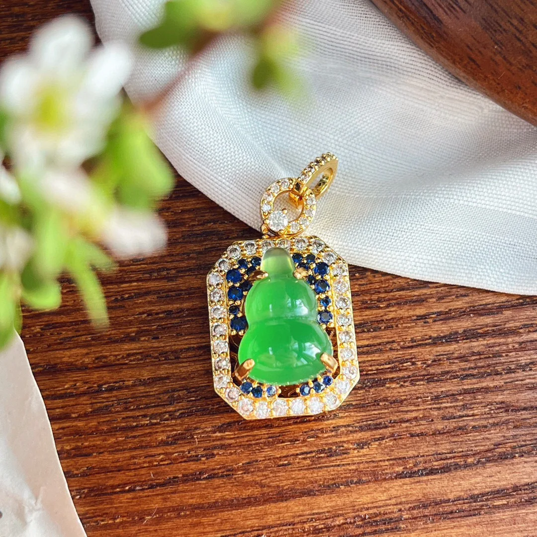 Glass planting light natural chalcedony gourd pendant niche new Chinese design necklace women's exquisite full diamond jewelry
Glass planting light natural chalcedony gourd pendant niche new Chinese design necklace women's exquisite full diamond jewelry