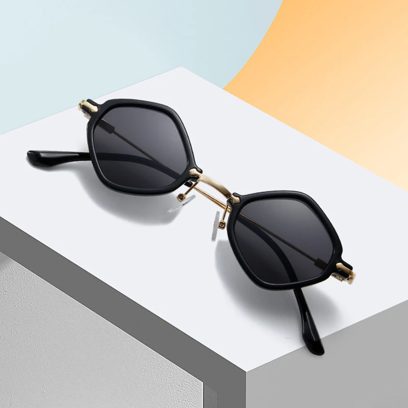 Fashion New Trendy Women Sunglasses Lightweight Small Frame UV400 Sunglasses Novel Contrasting Color Gradient Full Frame Glasses
Fashion New Trendy Women Sunglasses Lightweight Small Frame UV400 Sunglasses Novel Contrasting Color Gradient Full Frame Glasses